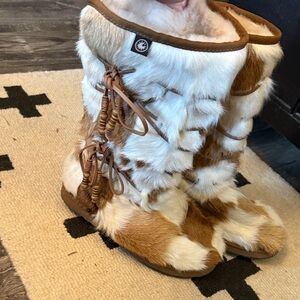 AU&MU Aumu Women’s Suede/Sheepskin Boots